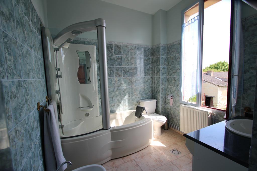 Domaine Des Roses Bed & Breakfast Vaudelnay Ruang foto
