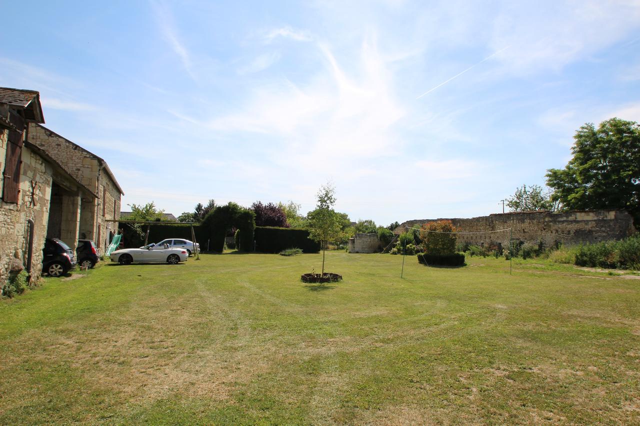 Domaine Des Roses Bed & Breakfast Vaudelnay Bagian luar foto